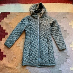 North face water repellent winter coat. Very good condition.